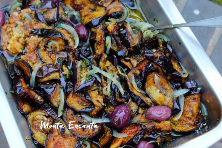 Antepasto de Berinjela vai bem com pão ou macarrão!