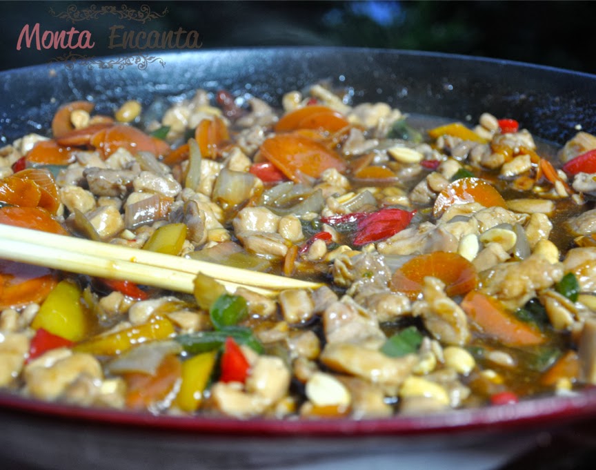 Prepare frango xadrez de coxa e sobrecoxa para variar a receita chinesa