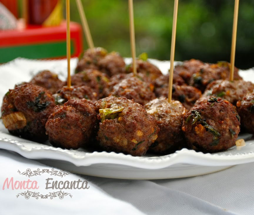 Almôndegas fritas e ao sugo