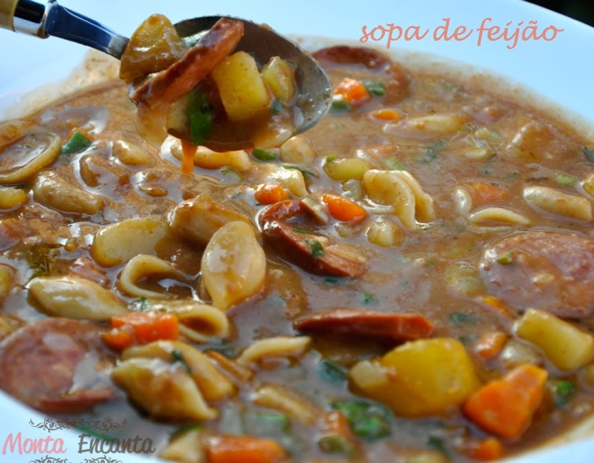 Sopa de Feijão,  com legumes, linguiça defumada e macarrão  é deliciosa e fácil de fazer.