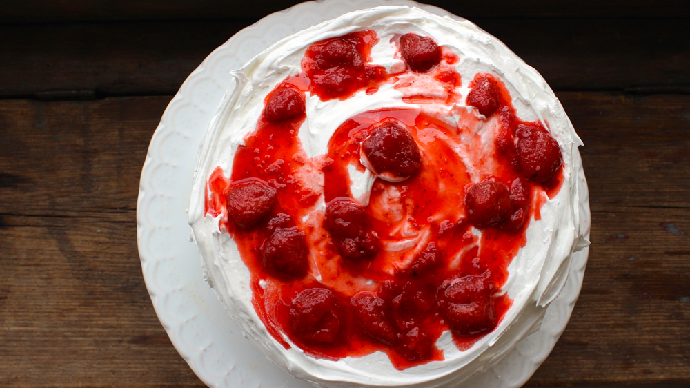 Bolo doce de leite com frutas vermelhas