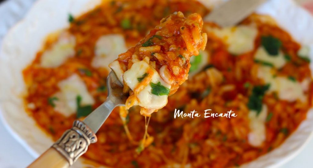 risoto de pizza com tomate, orégano e queijo pucha