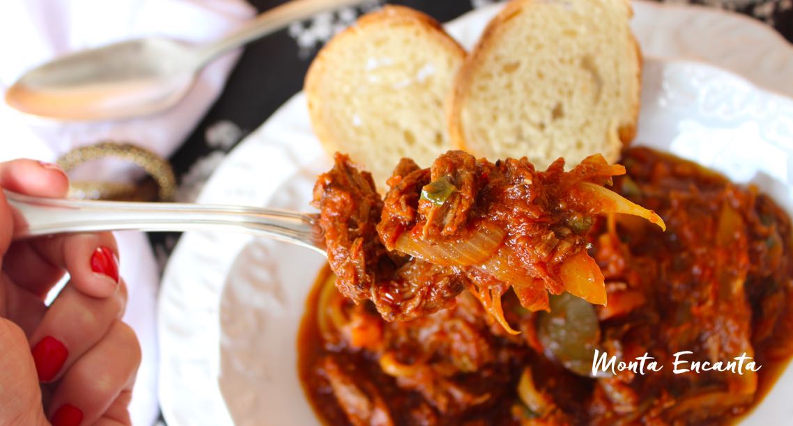 Carne Desfiada, com cebola e passata de tomate!