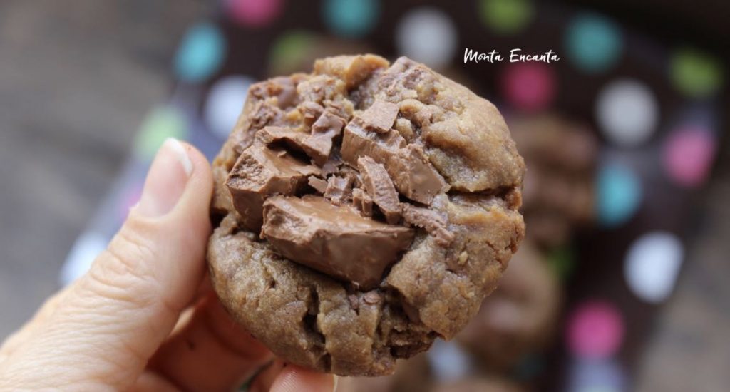 cookie com manteiga, açúcar mascavo e chocolate em barra picado