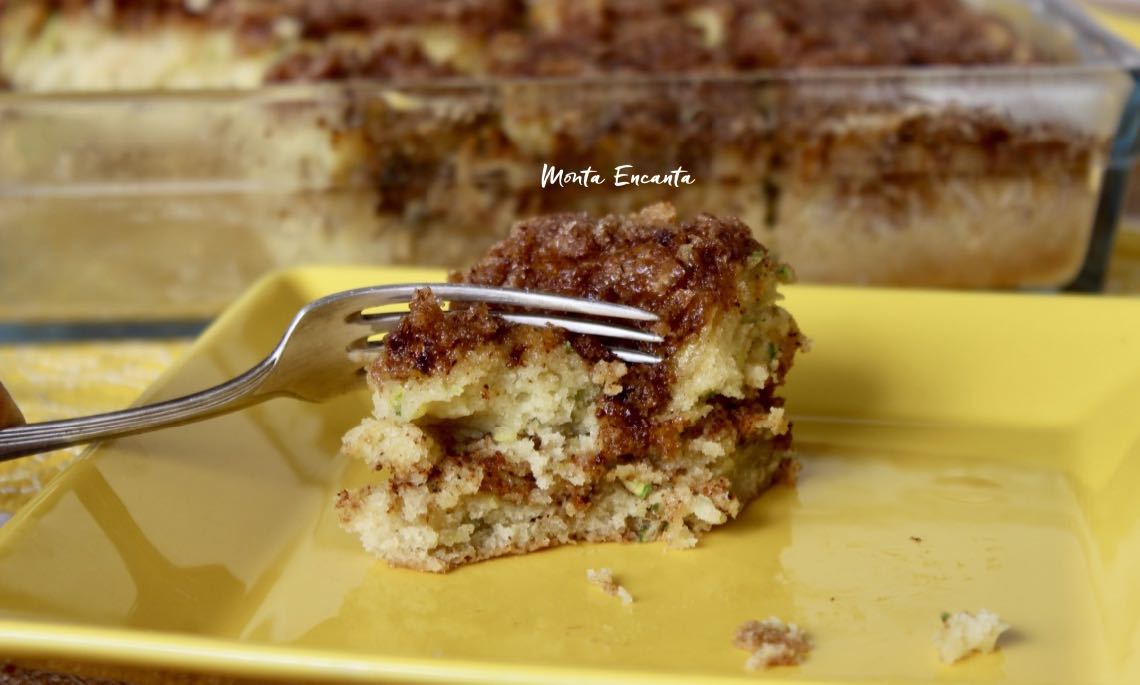 Bolo de Abobrinha com Farofa Crocante de Canela