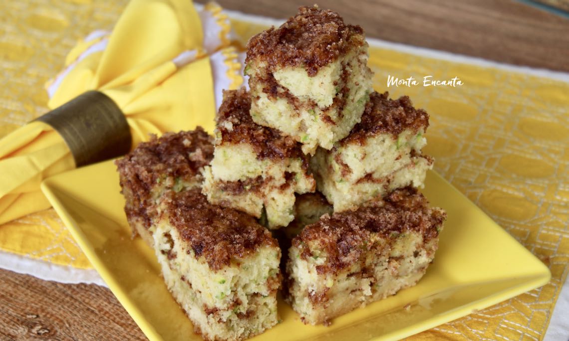 Bolo de Abobrinha com Farofa Crocante de Canela