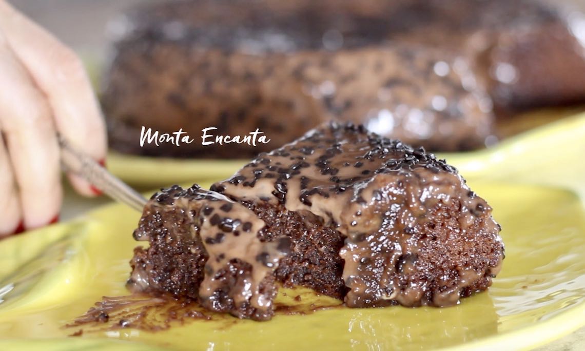 Bolo de chocolate fácil, molhadinho e chocolatudo