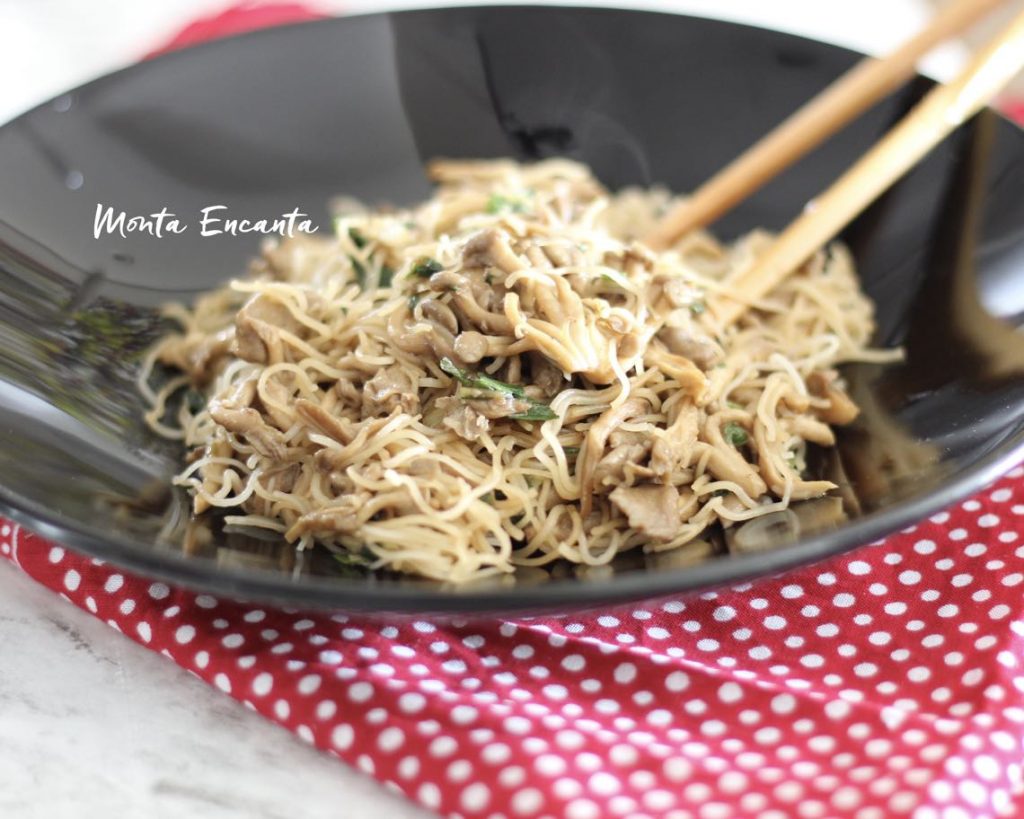 Bifum com Shimeji, macarrão de arroz! Monta Encanta