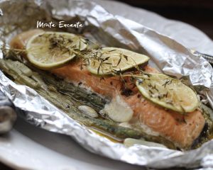 salmão com aspargos assado no vapor