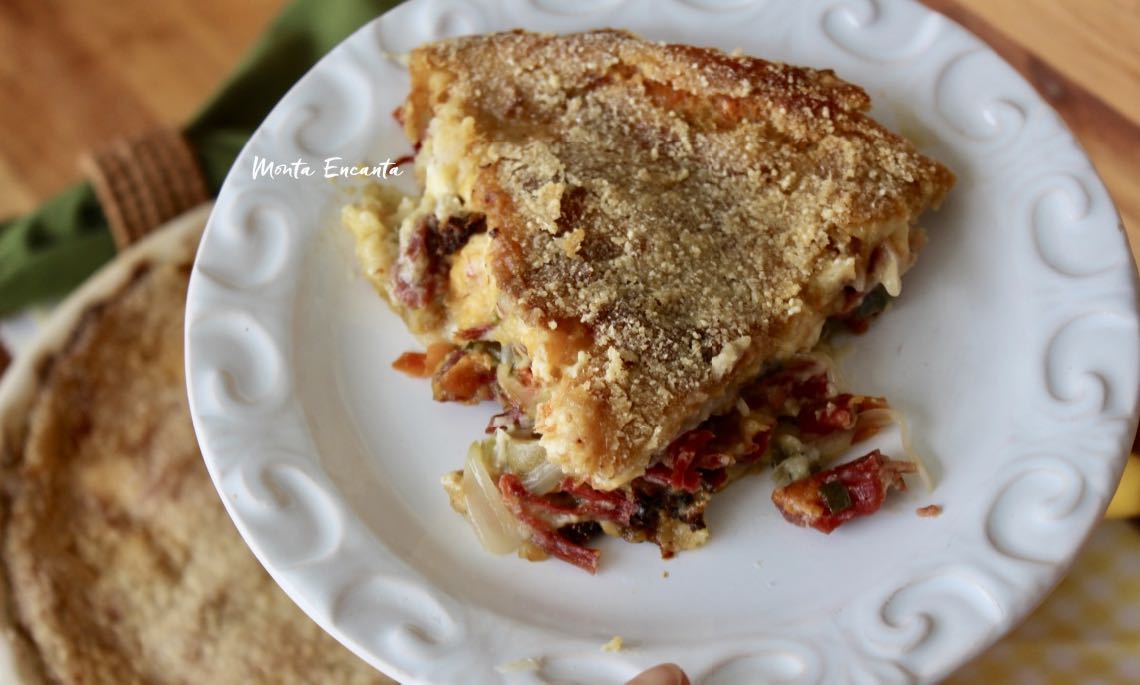 torta de batata com carne seca acebolada