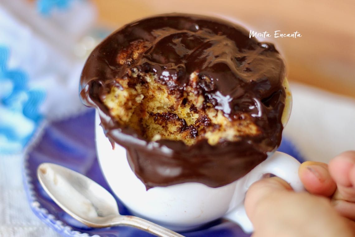Bolo de Caneca de Cenoura com cobertura! bolo de caneca de cenoura