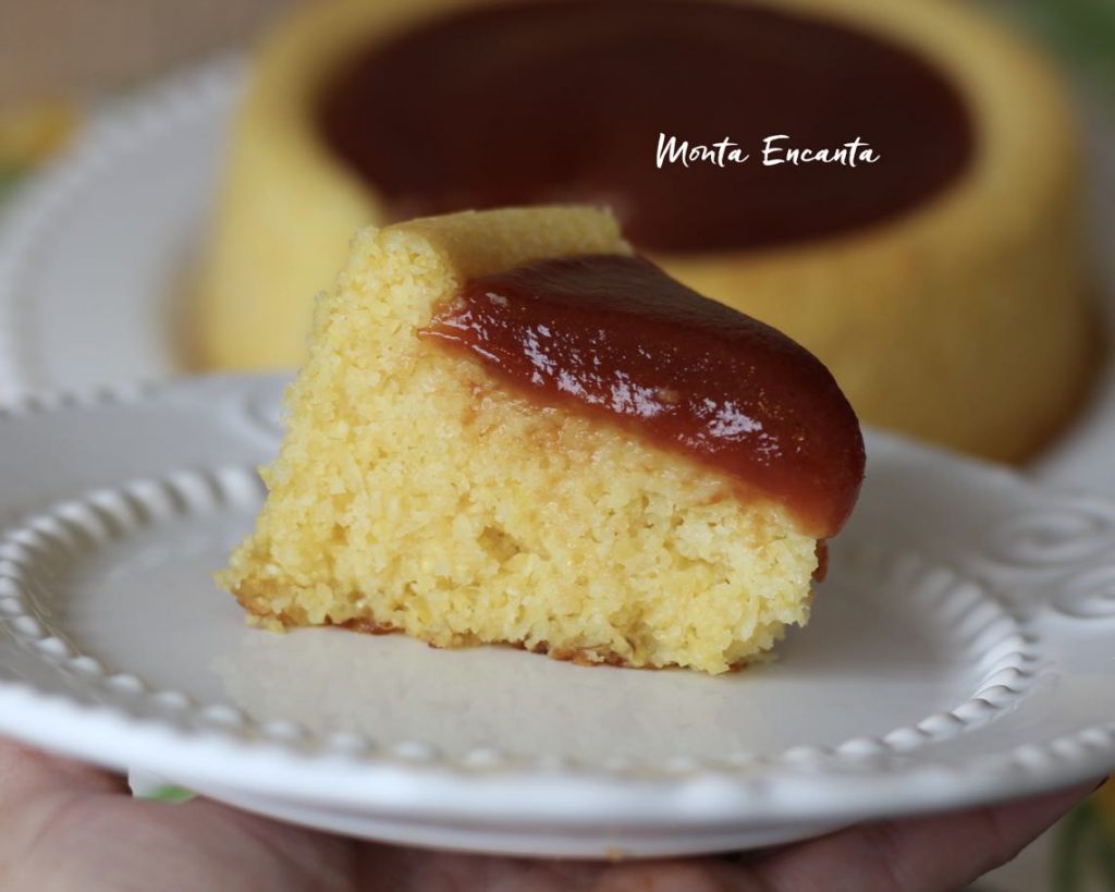 bolo de milho com iogurte e calda de goiabada