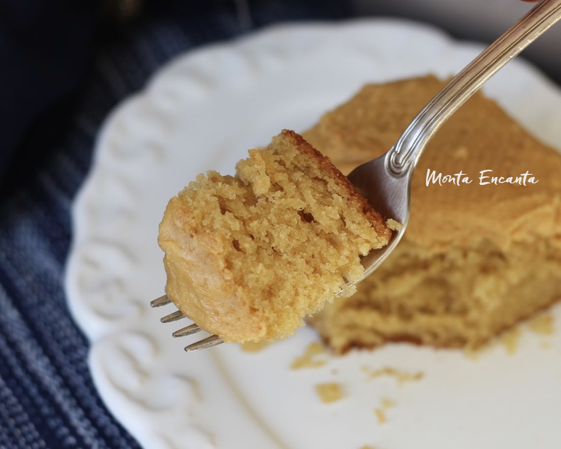 bolo de manteiga de amendoim com cobertura glacê de penaut butter