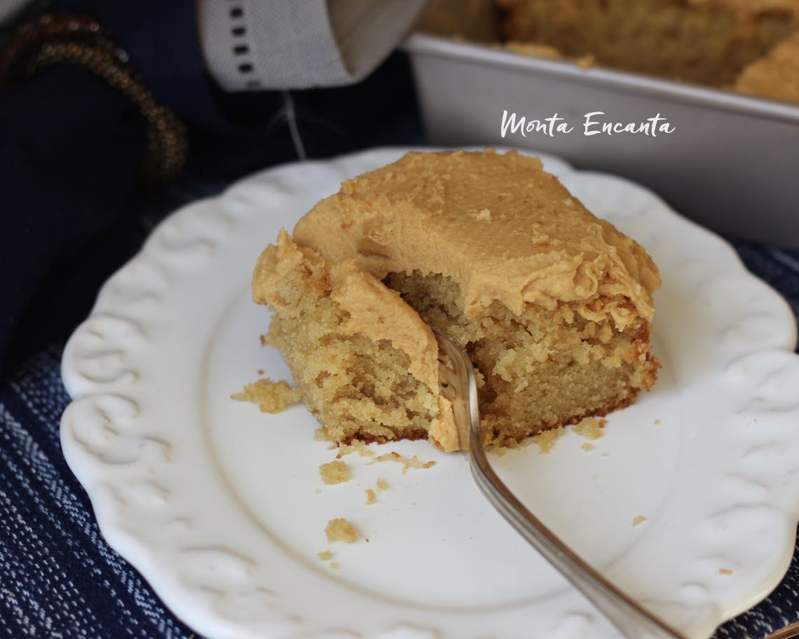 bolo de manteiga de amendoim com cobertura glacê de penaut butter