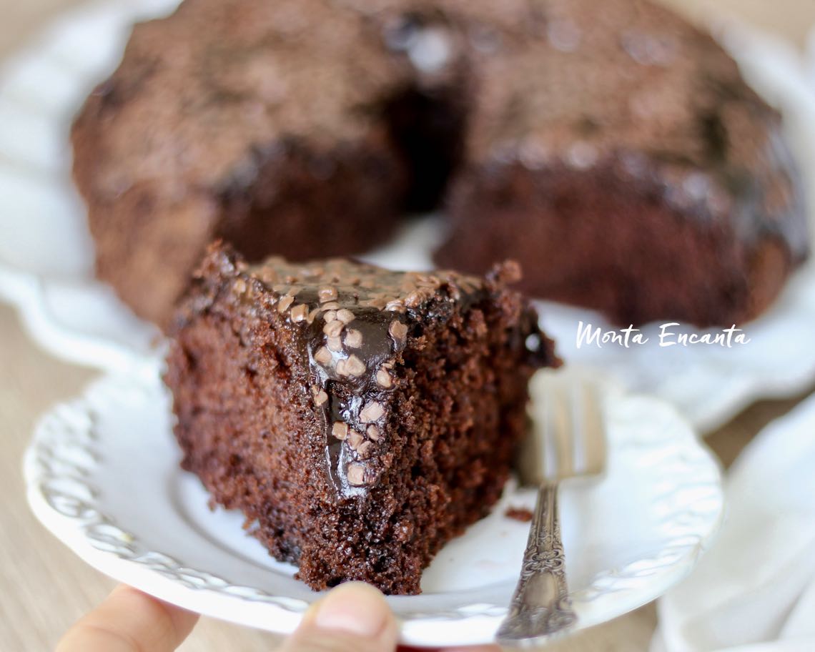 Bolo de Chocolate de liquidificador é   fofinho e molhadinho ao mesmo tempo