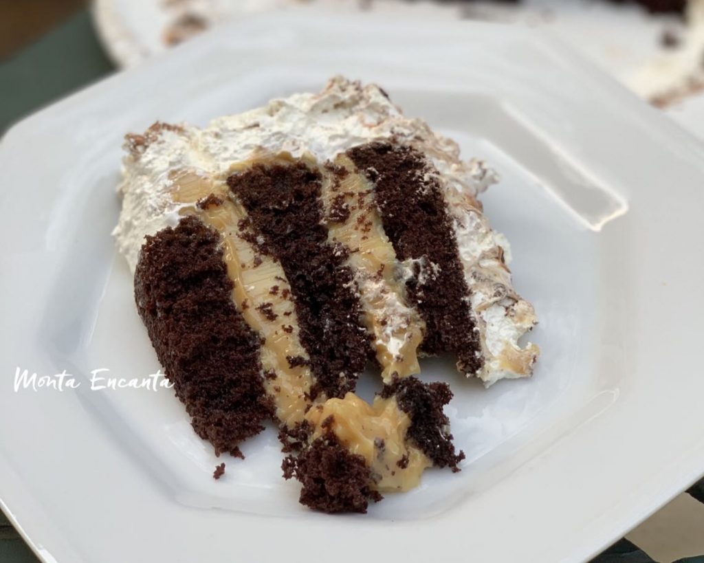 bolo de chocolate monta encanta, pão de ló, doce de leite e marshmallow