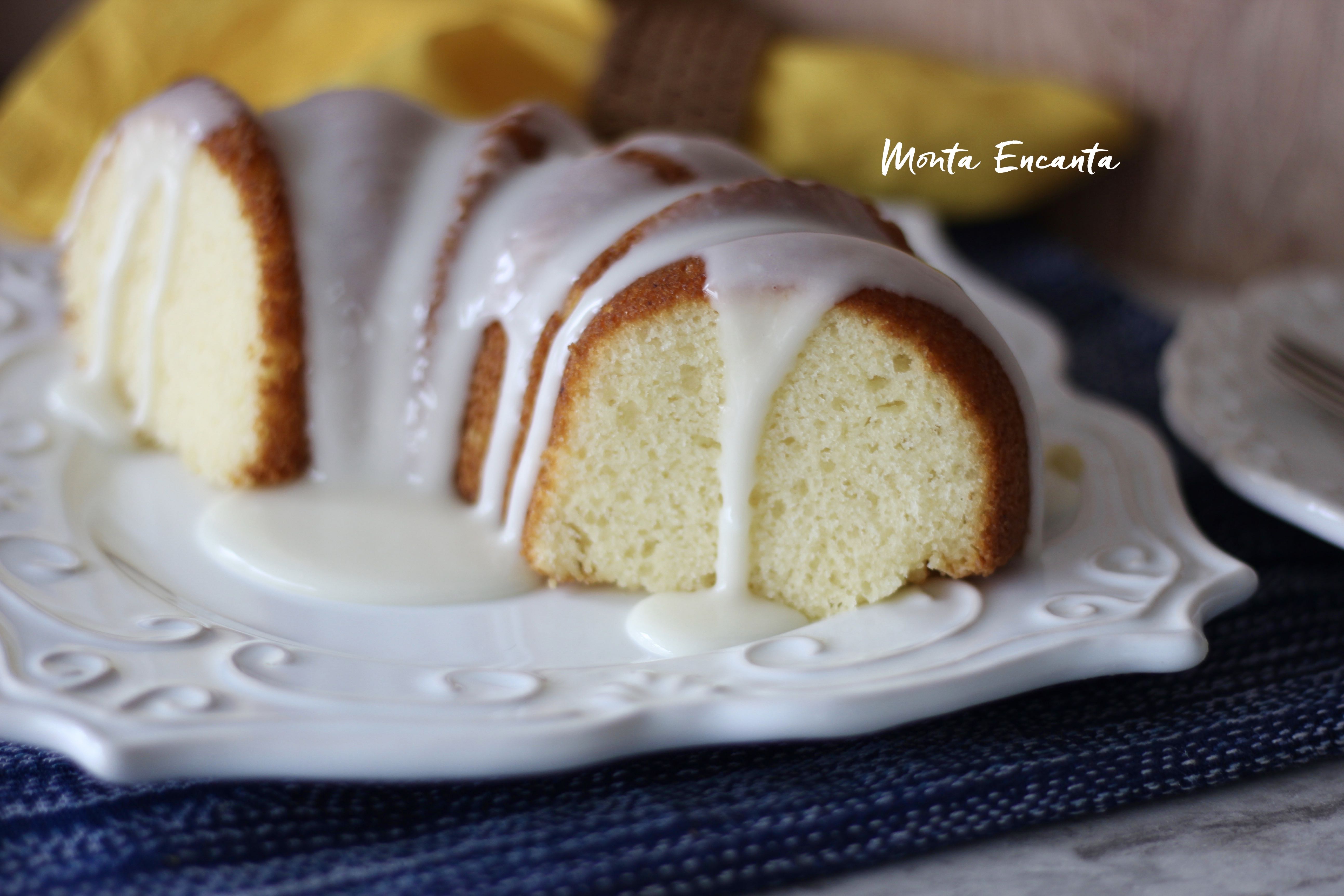 bolo de iogurte com calda de baunilha