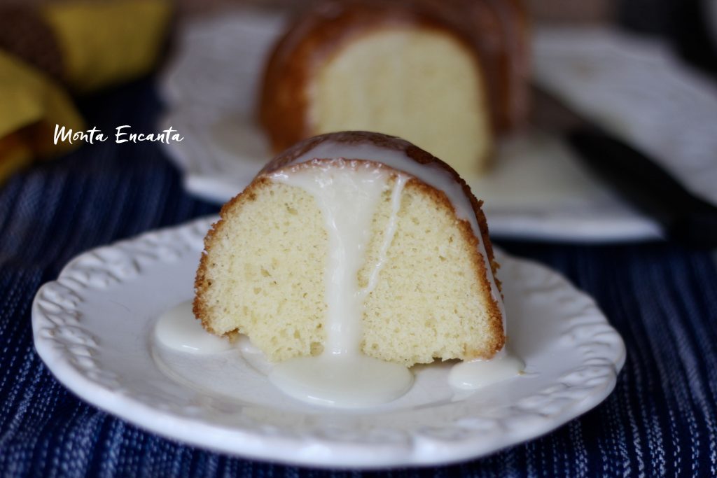 bolo de iogurte com calda de baunilha