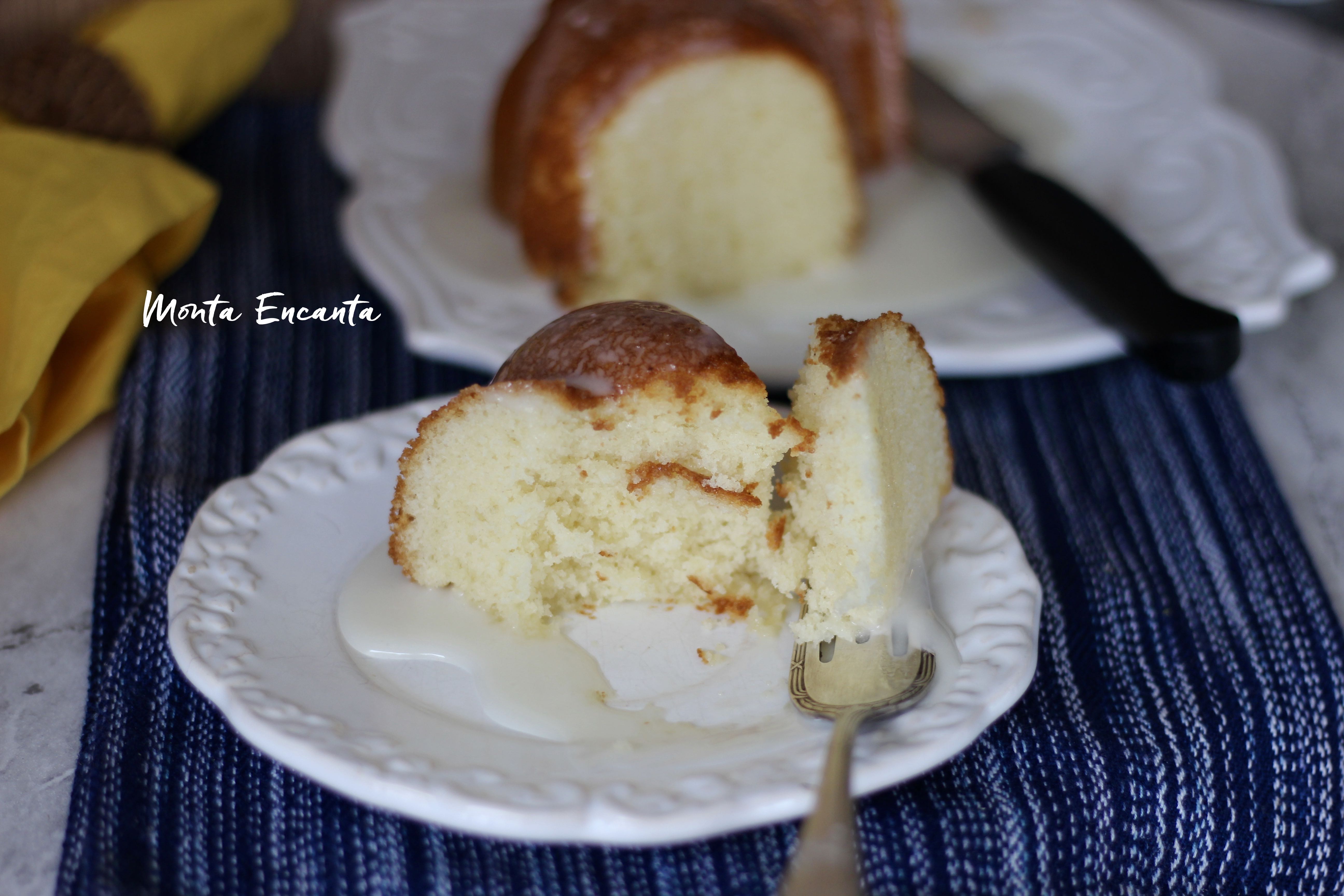 bolo de iogurte com calda de baunilha