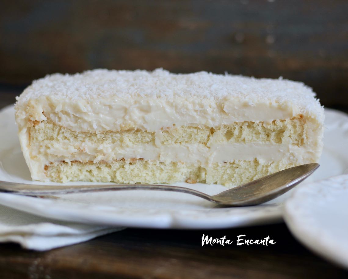 bolo belga de coco, gelado e recheado