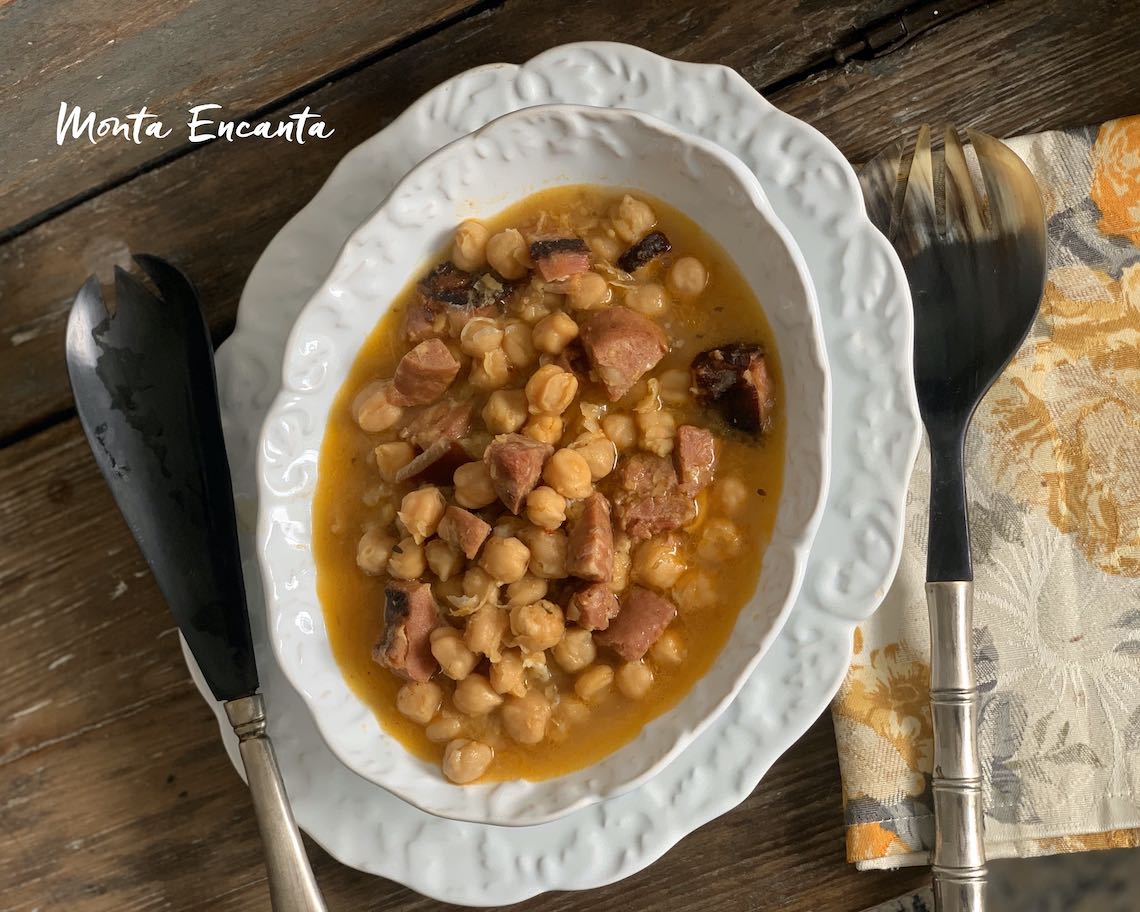 Feijoada de grão de bico, com linguiça calabresa defumada e cubos de bacon