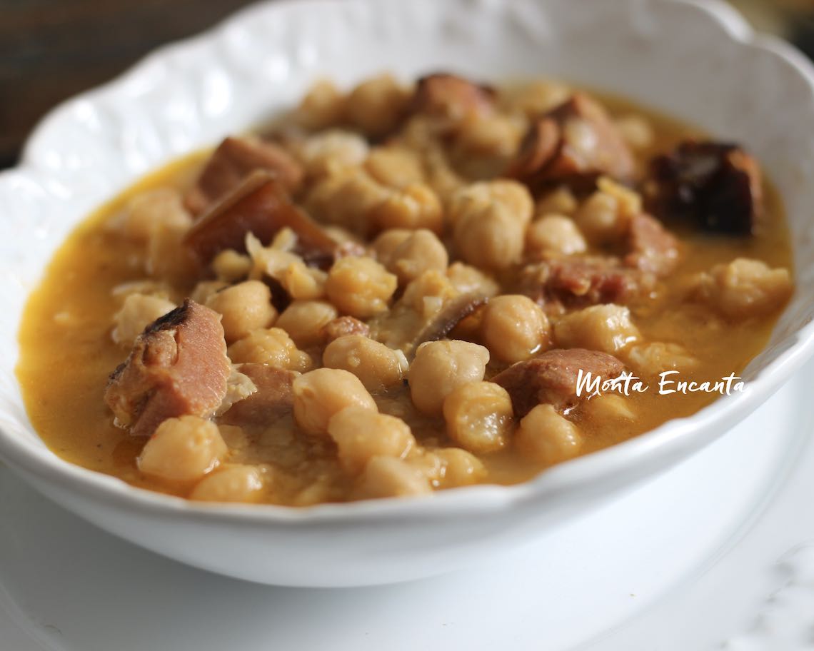 Feijoada de grão de bico, com linguiça calabresa defumada e cubos de bacon