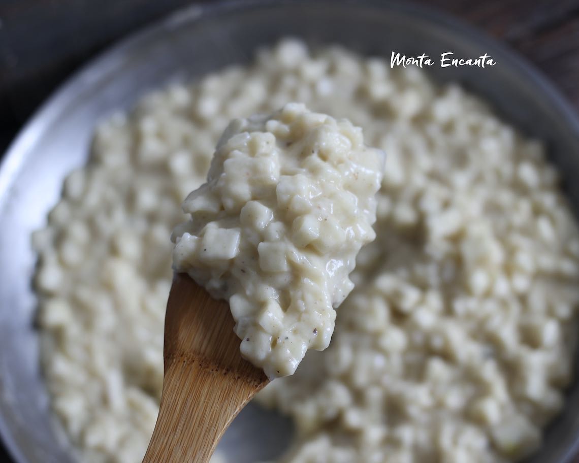 bechamel de palmito, base roux com cebola dourada, leite e noz moscada.