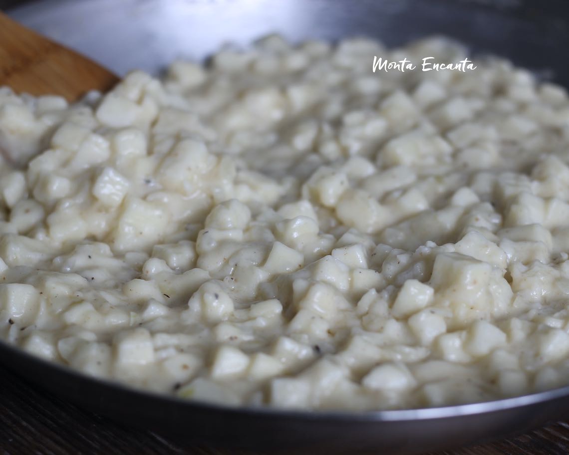 bechamel de palmito, base roux com cebola dourada, leite e noz moscada.