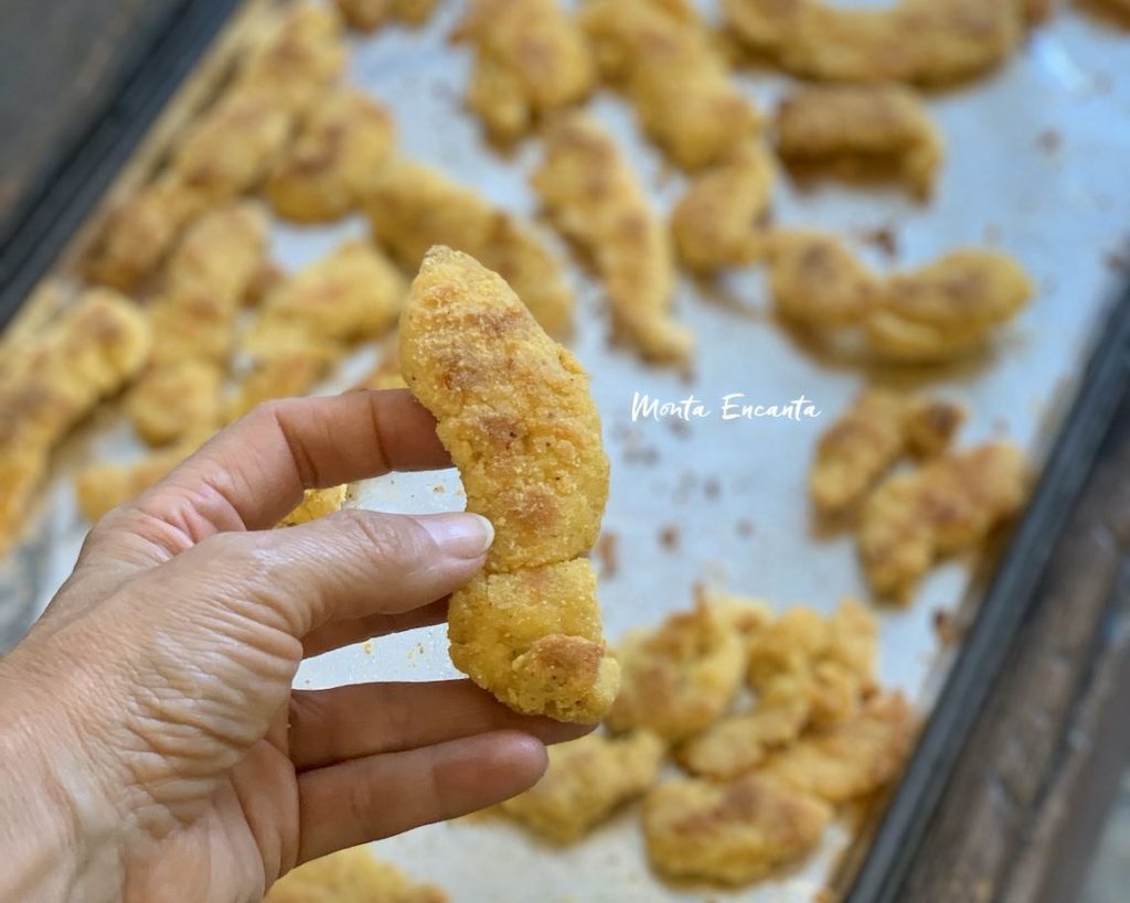 iscas de frango empanada e assada ao forno