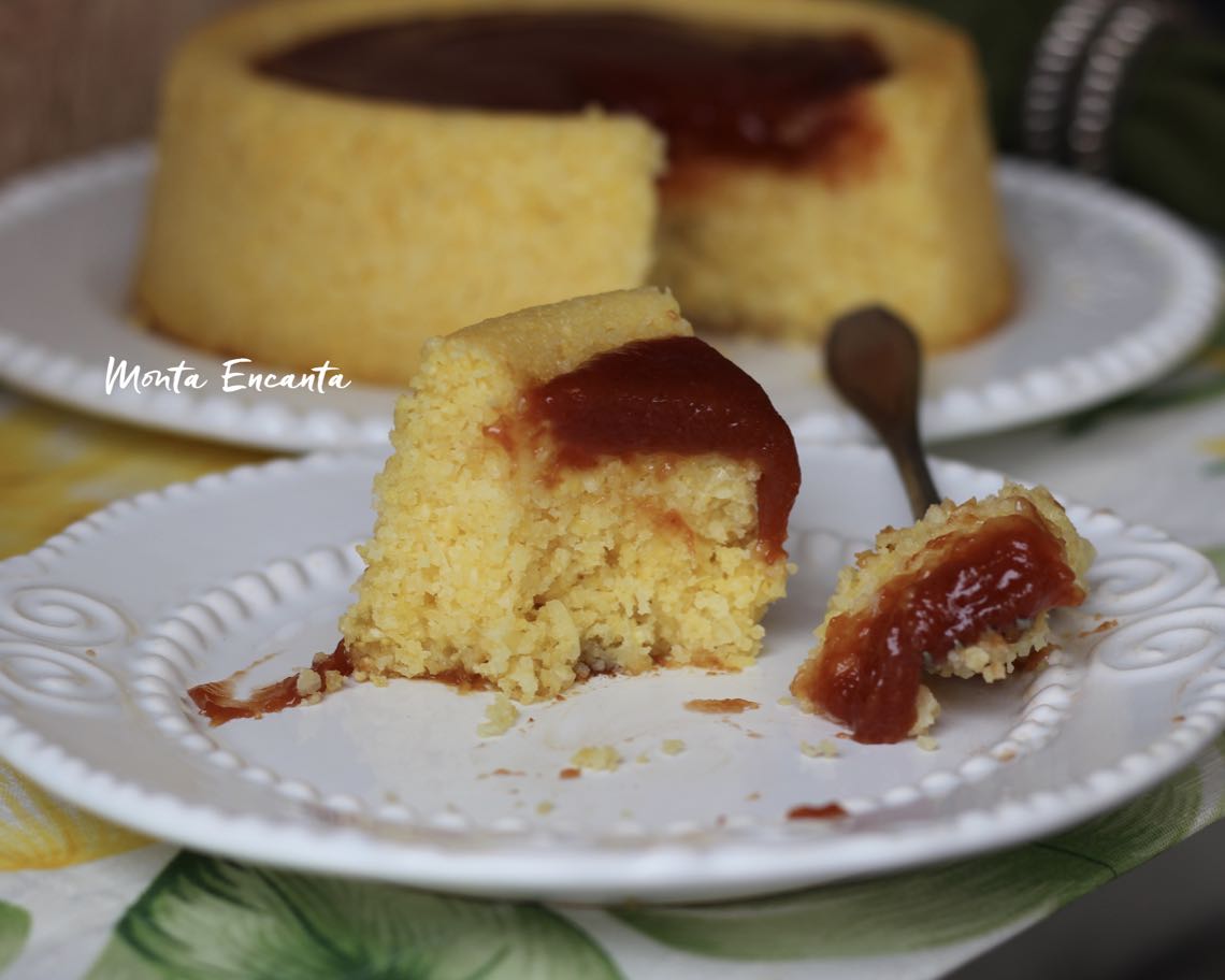 bolo de milho com iogurte e calda de goiabada