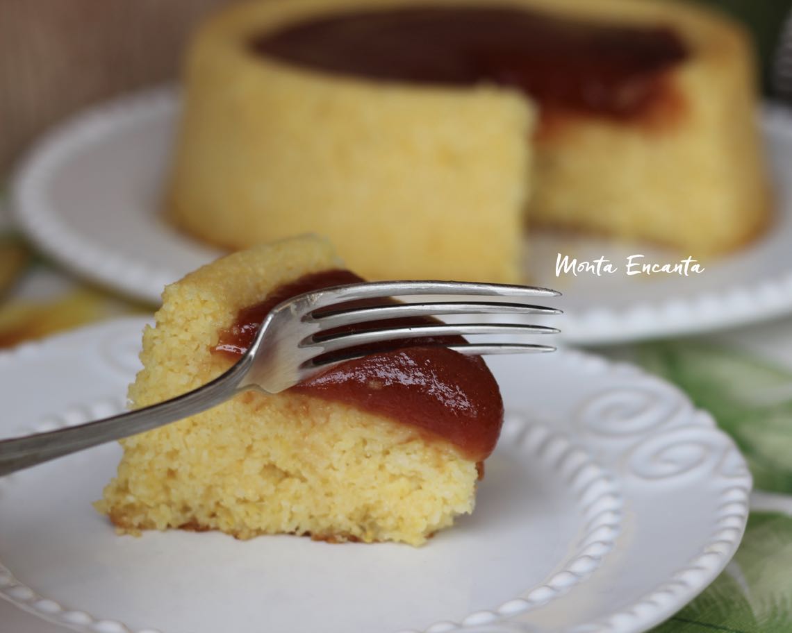 bolo de milho com iogurte e calda de goiabada