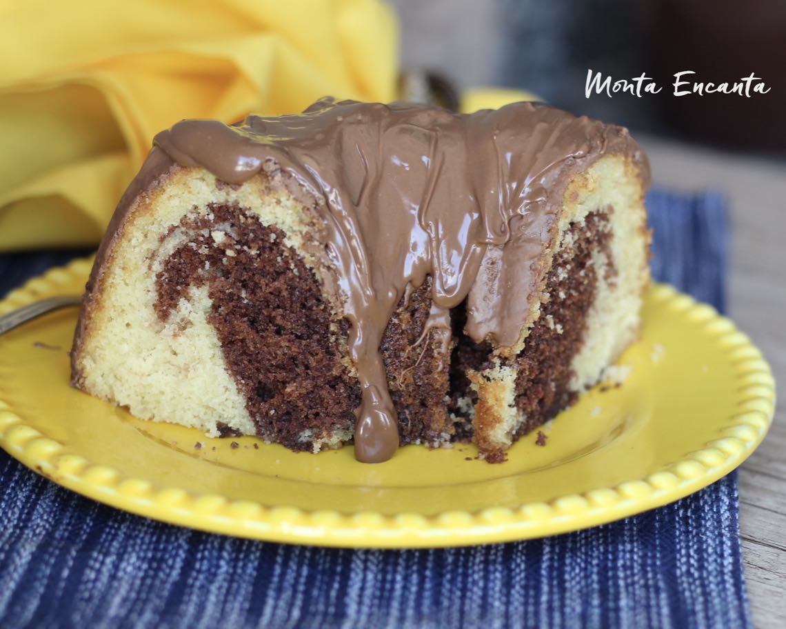 bolo mármore com iogurte e calda de chocolate derretido