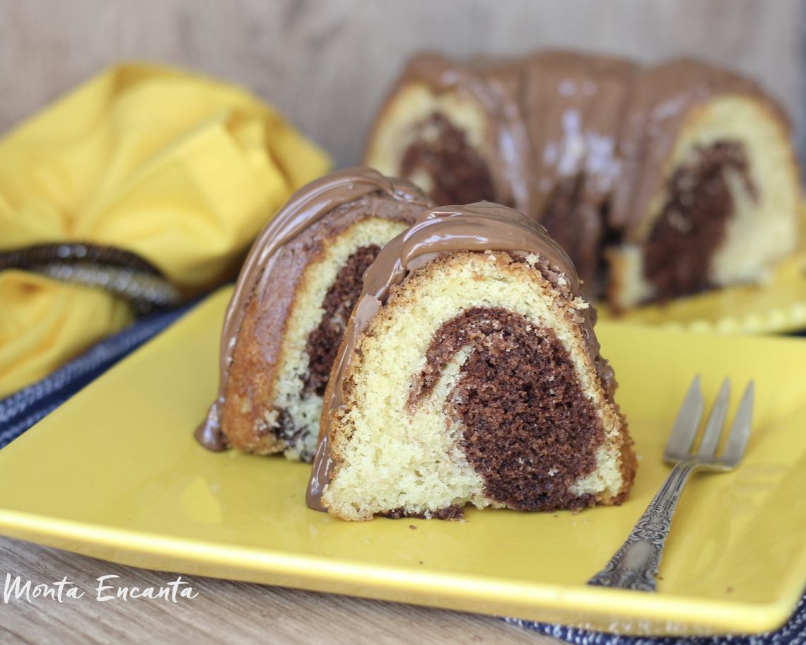 bolo mármore com iogurte e calda de chocolate derretido