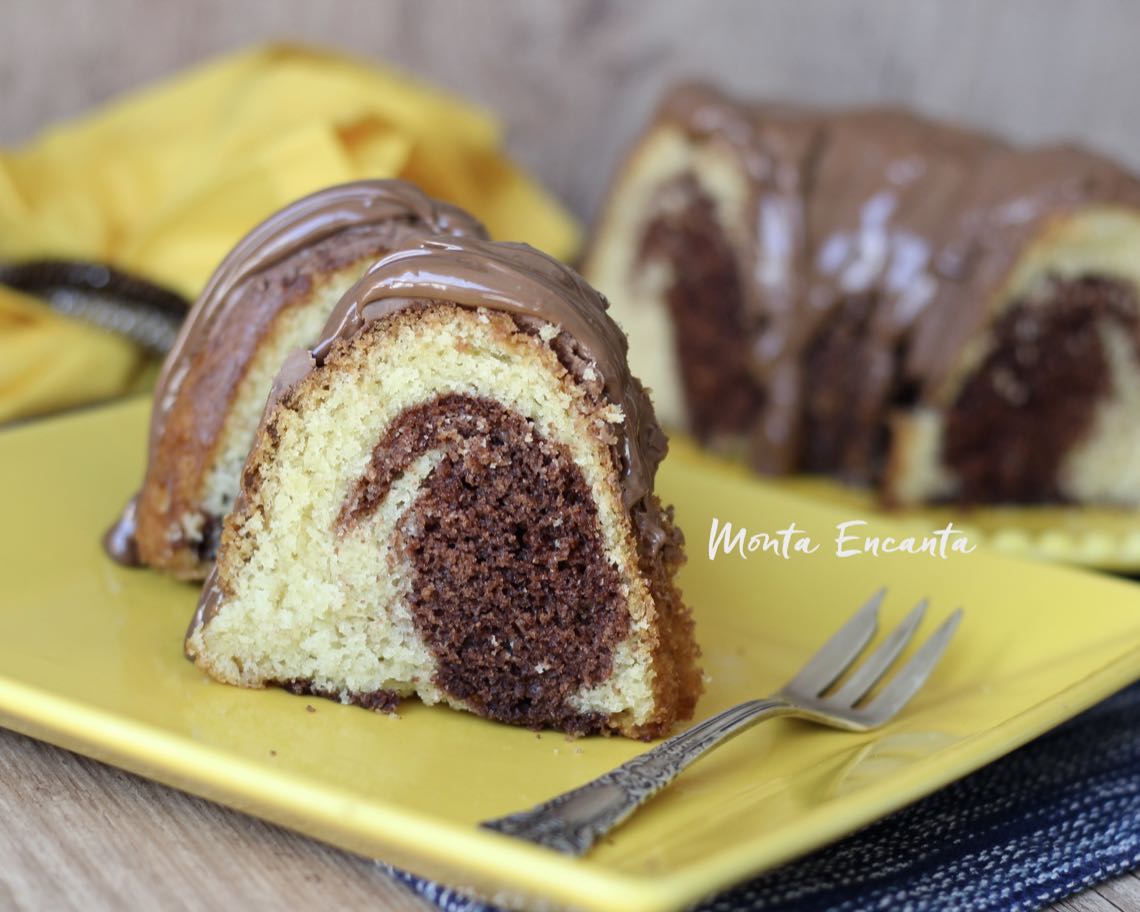 bolo mármore com iogurte e calda de chocolate derretido