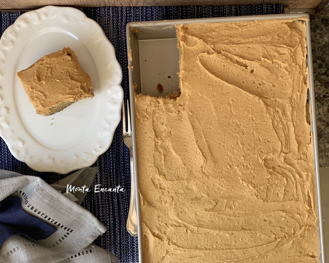 bolo de manteiga de amendoim com glacê peanut butter