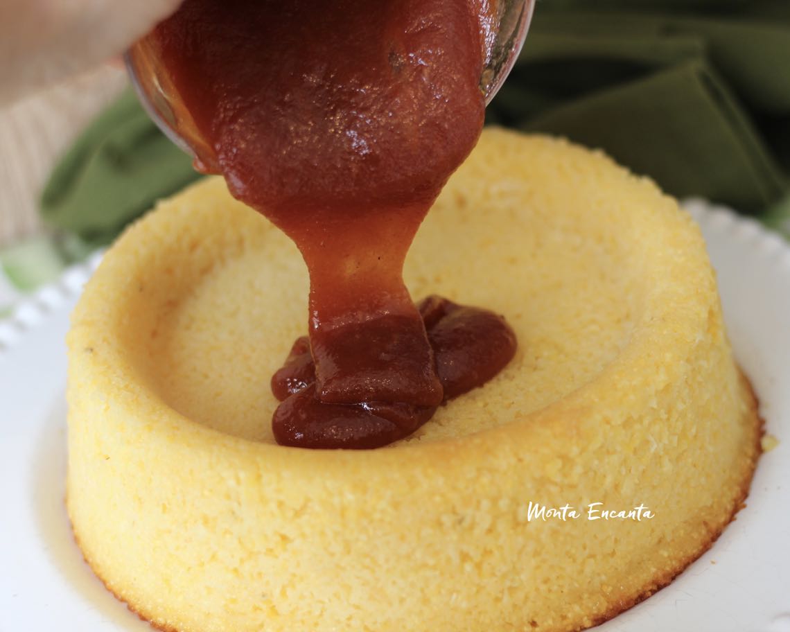 Bolo de fubá com cobertura de goiabada