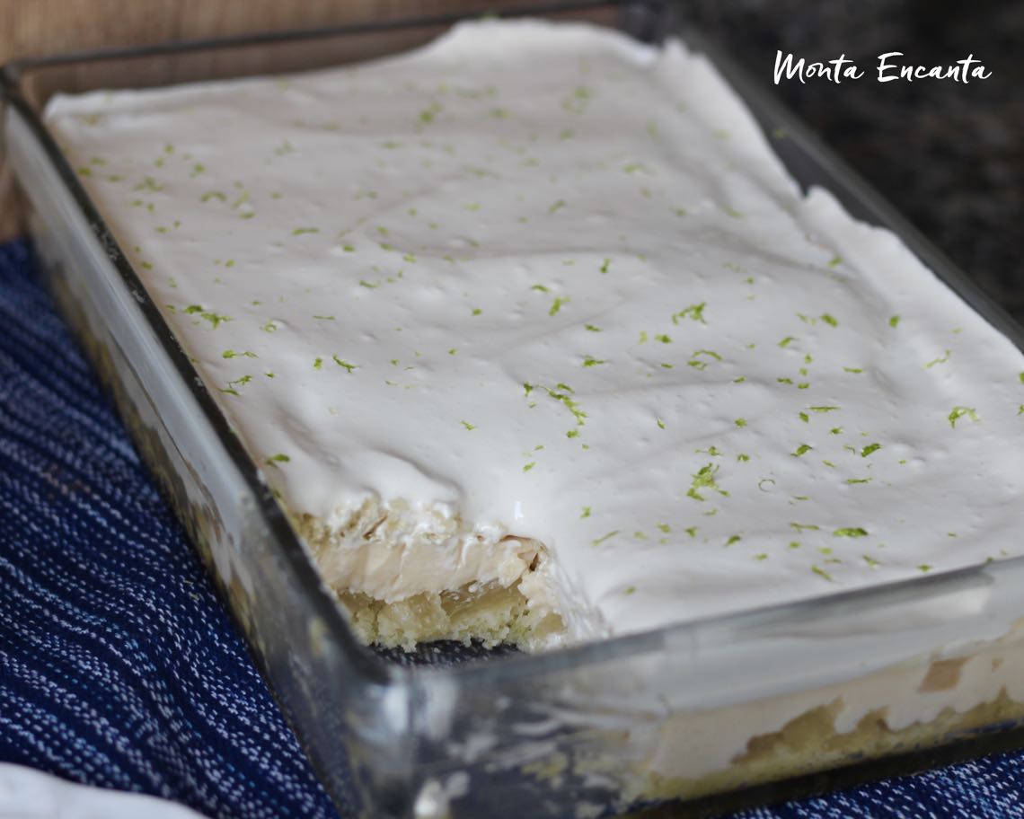 bolo belga de abacaxi gelado com pedaços da fruta e cobertura de marshmallow