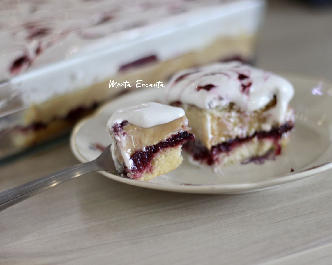 bolo do céu com doce de leite, frutas vermelhas e marshmallow caseiro