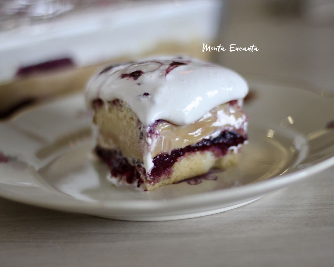 bolo do céu com doce de leite, frutas vermelhas e marshmallow caseiro