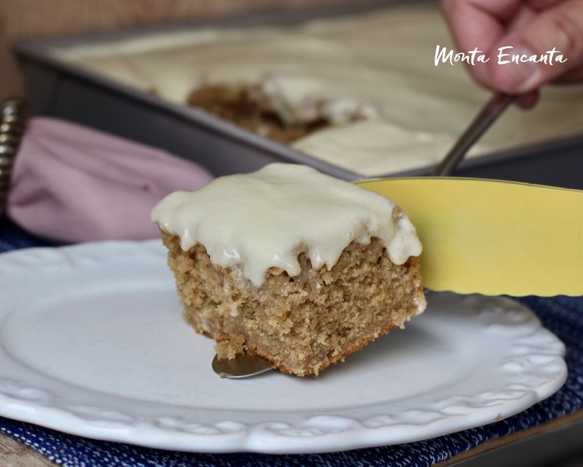 bolo de banana com iogurte, mascavo e cobertura americana