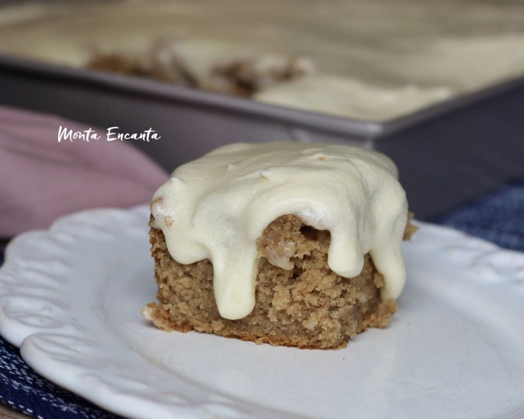 bolo de banana com iogurte, mascavo e cobertura americana