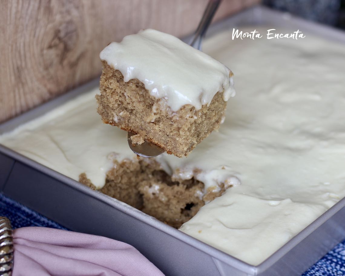 bolo de banana com iogurte, mascavo e cobertura americana