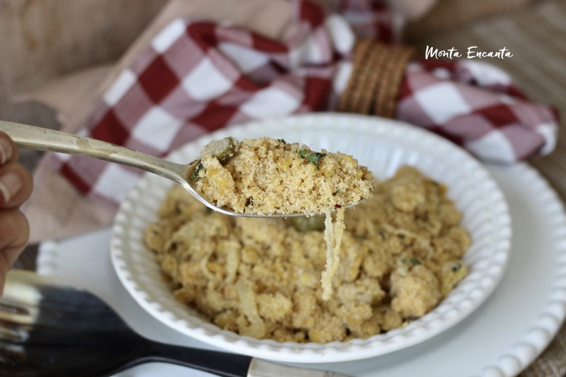 farofa de ovo com cebola e farofa de mandioca pronta