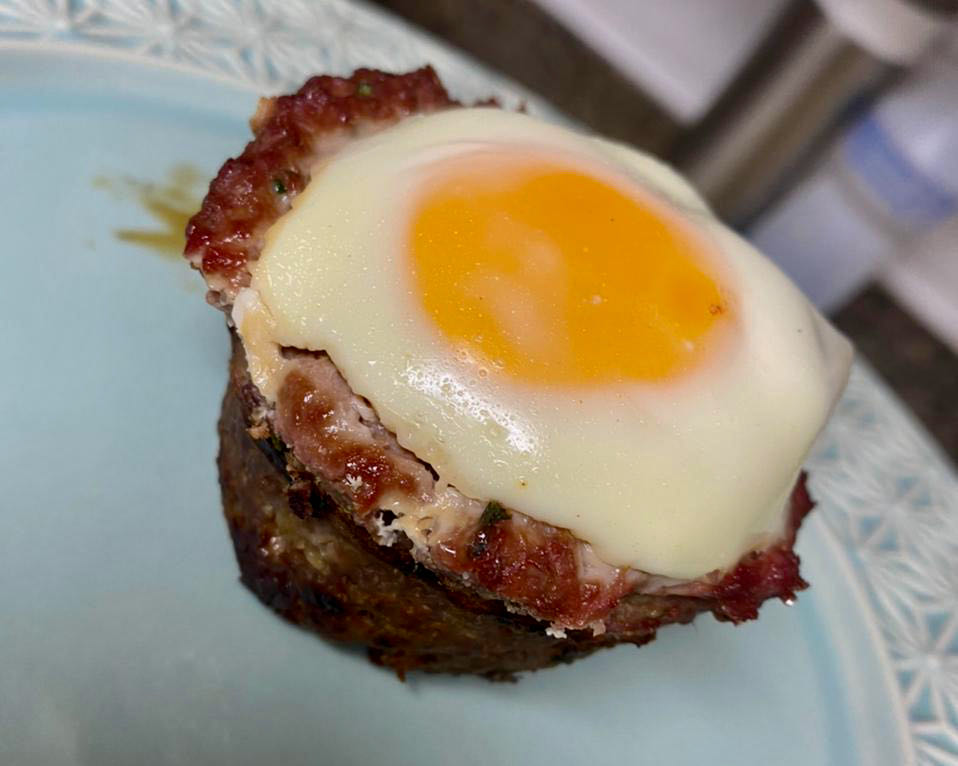 bolovo assado, bolinho de carne moida com ovo assado na forma de cupcake