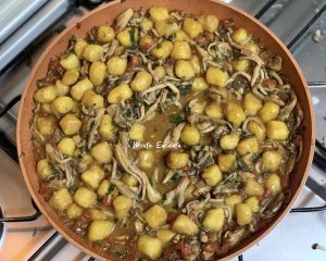 nhoque com shimeji na manteiga