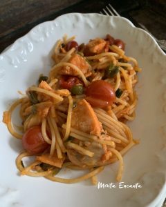macarrão com salmão ao pomodorini