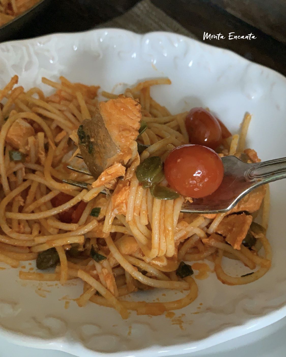 macarrão com salmão ao pomodorini