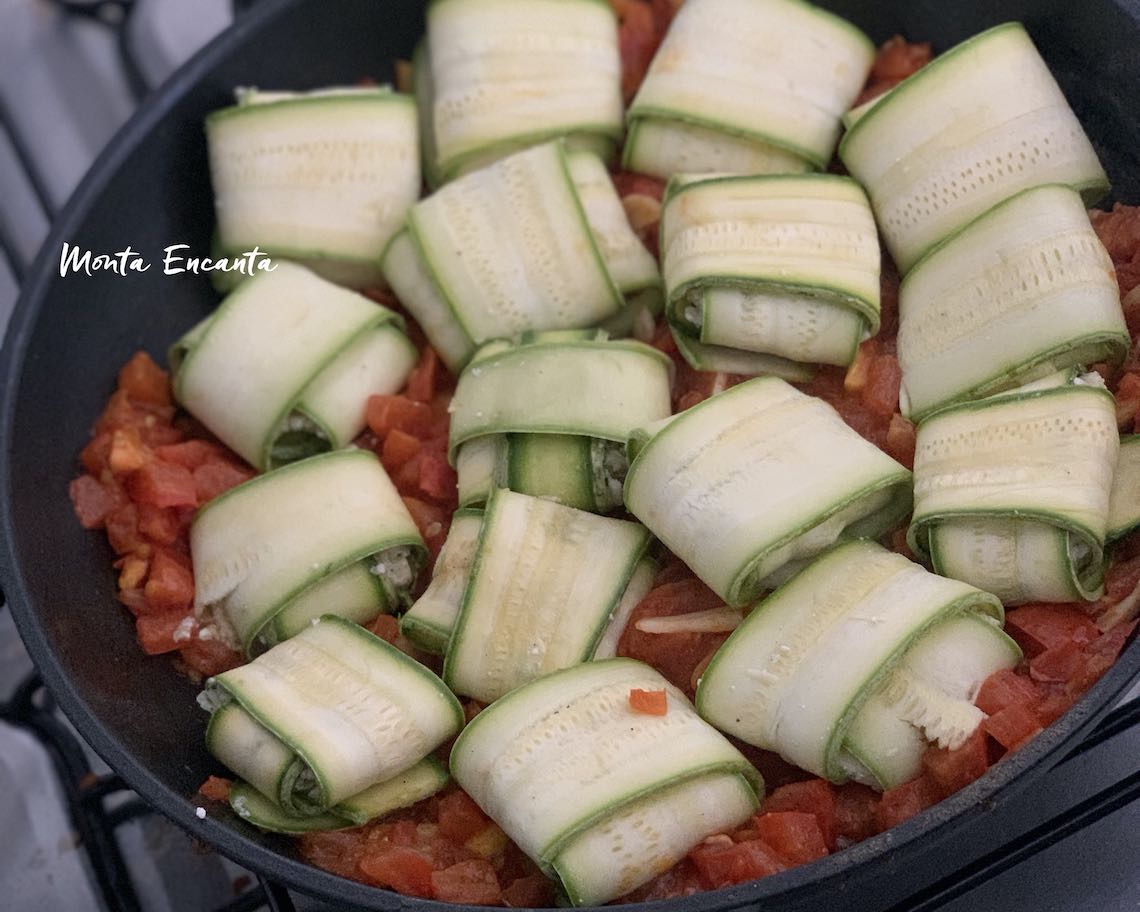 Trouxinha de abobrinha com ricota e tomate quente!