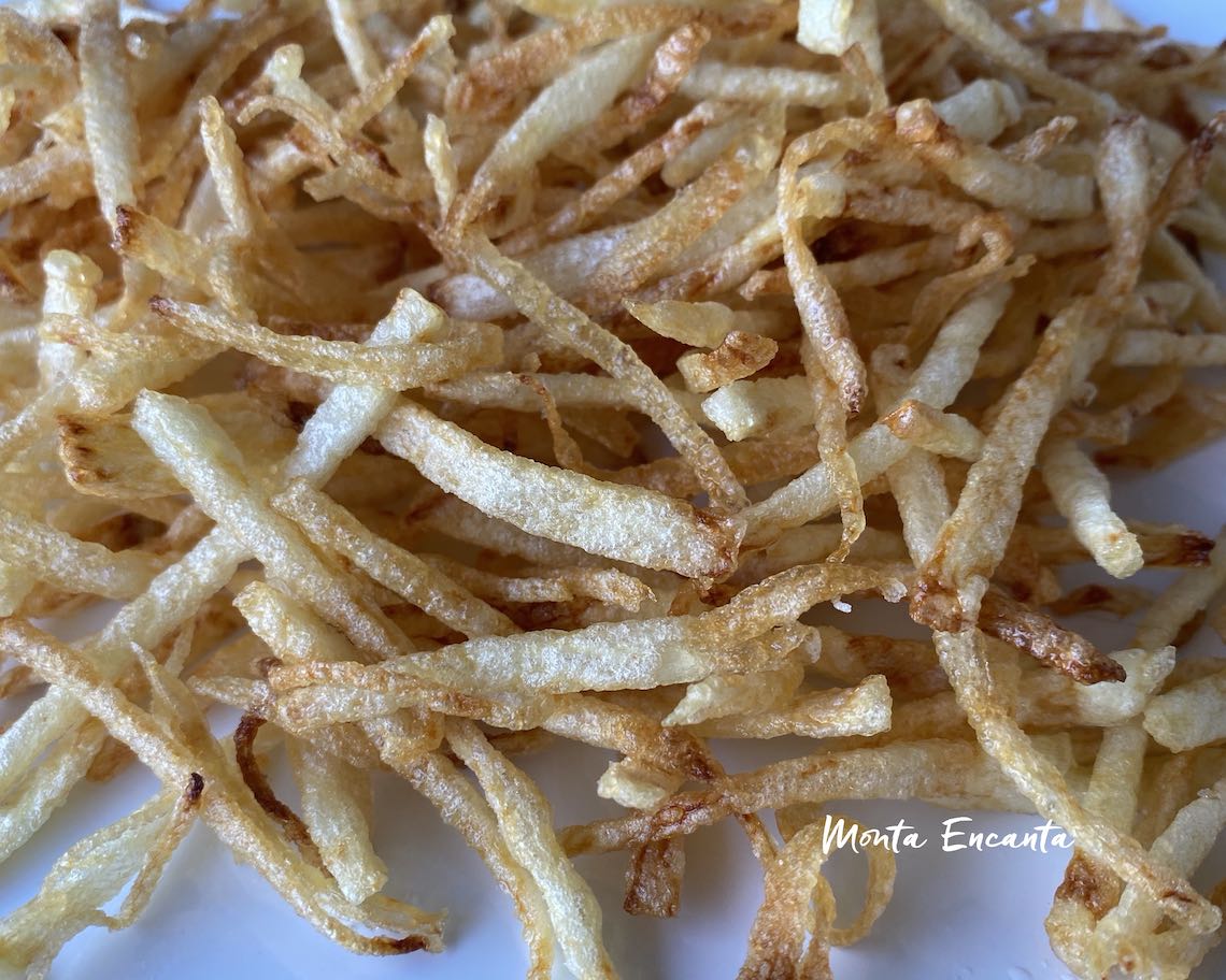 COMO FAZER FRITA BATATA SEQUINHA E CROCANTE! COMO FAZER BATATA FRITA COM  BATATA NORMAL E MAIZENA 