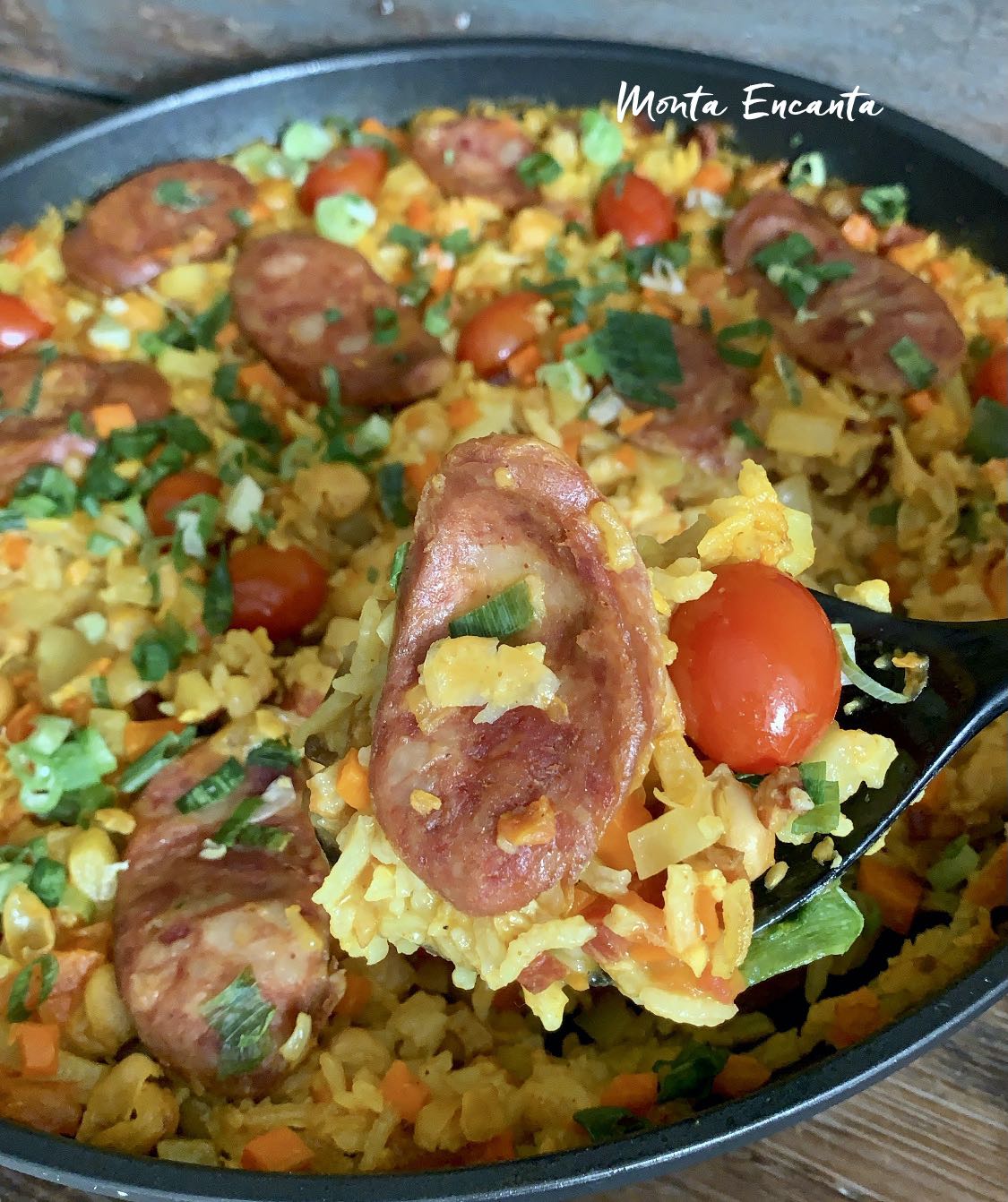 Arroz com grão de bico, tomate e linguiça calabresa